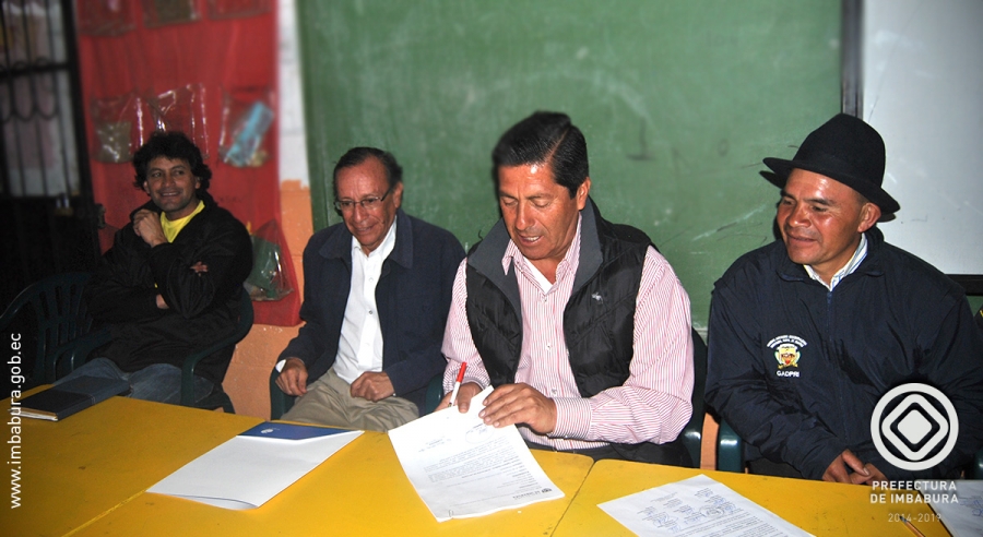 El prefecto de Imbabura, Pablo Jurado, firma el contrato para dar inicio a los trabajos de construcción de la obra de riego.