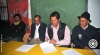 El prefecto de Imbabura, Pablo Jurado, firma el contrato para dar inicio a los trabajos de construcción de la obra de riego.