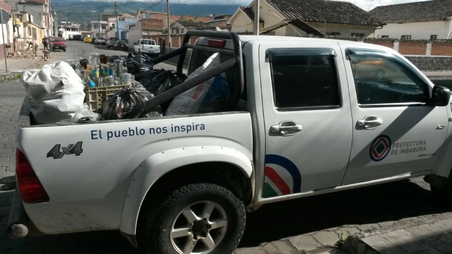 La Prefectura facilita transporte para la recolección del material reciclable. Complementa el trabajo con la entrega de plantas para la conservación natural y ambiental.