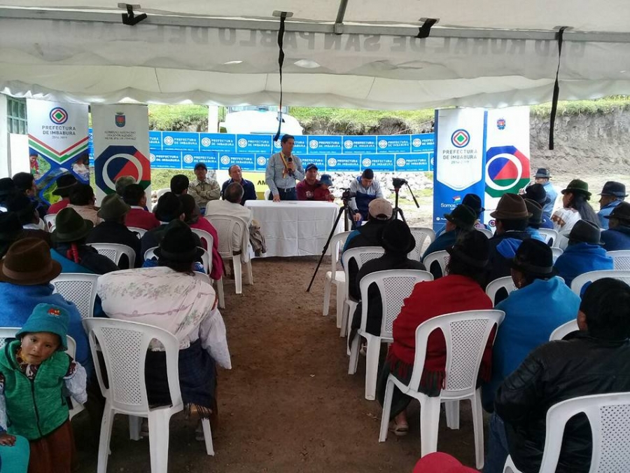 Acto de inauguración de obra de empedrado en la comunidad Ugsha de San Pablo de Lago.