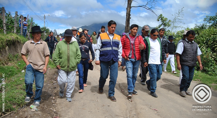 Junto a los habitantes del lugar, el Prefecto de Imbabura, Pablo Jurado, recorre la carretera que requiere ser mejorada.