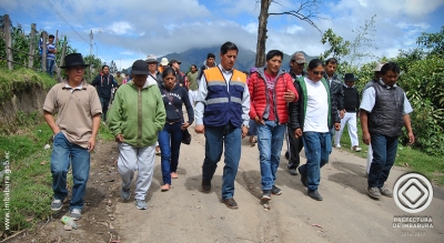 Junto a los habitantes del lugar, el Prefecto de Imbabura, Pablo Jurado, recorre la carretera que requiere ser mejorada.