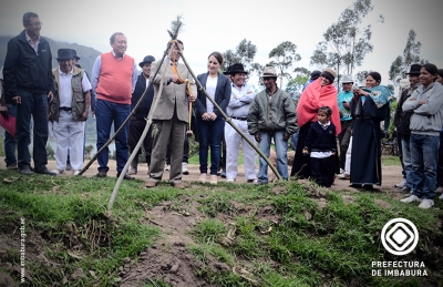 Las autoridades y pobladores durante la colocación de la primera piedra de la obra. 