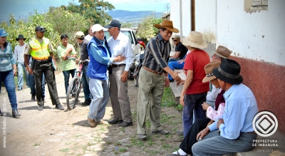 Durante el recorrido a la zona agrícola de Pablo Arenas, el prefecto de Imbabura, Pablo Jurado, saludo con los pobladores de la localidad.