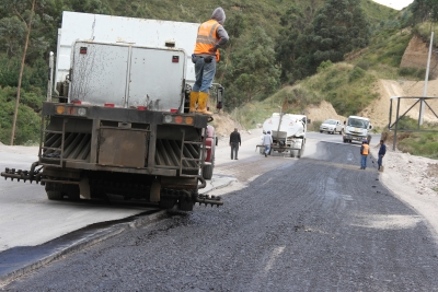 Trabajos de imprimación de la vía entre Imbabura y Pichincha.