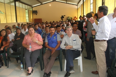 El prefecto Pablo Jurado informa sobre las acciones realizadas en el sector La Mesa de Pimampiro, afectado por un derrumbe. 