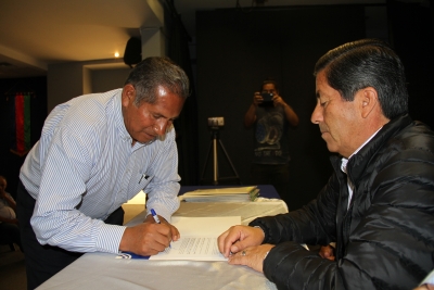 Segundo Paida presidente parroquial de San Blas, firman conjuntamente con el prefecto Pablo Jurado los convenios para ejecutar los trabajos.
