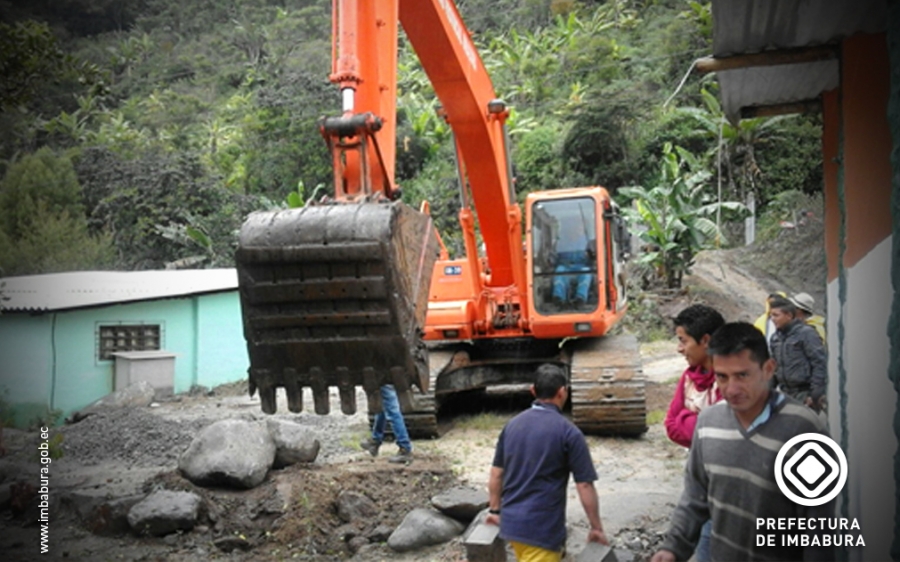 La excavadora de la Prefectura realiza trabajos de encauzamiento en el río Apuela.