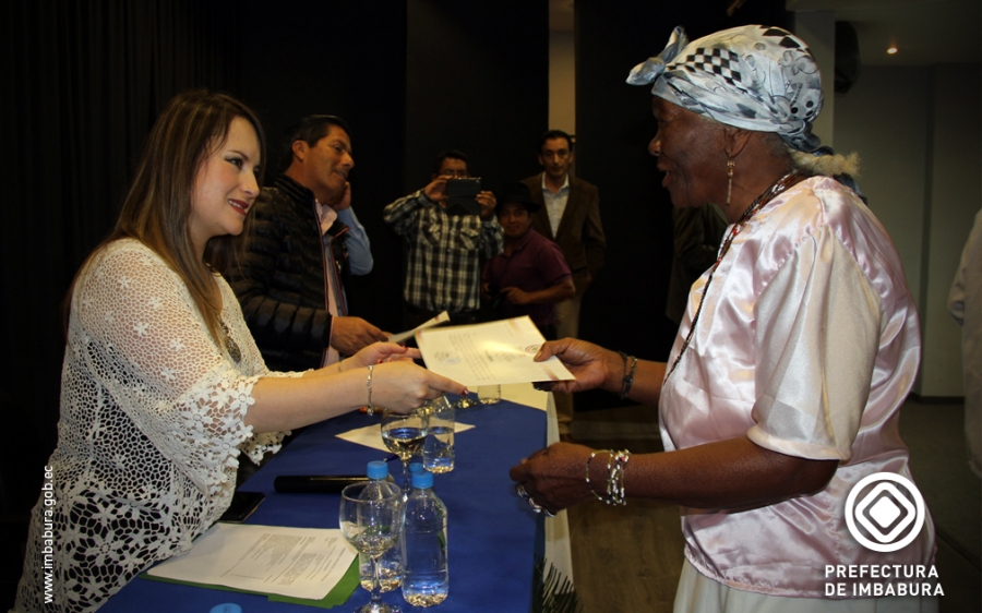 Teresa Calderón recibió el certificado por parte de la viceprefecta de la provincia María Gabriela Jaramillo.