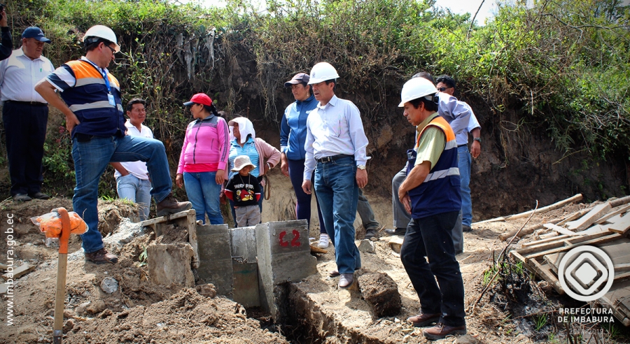 Los usuarios de la acequia de riego La Chiquita de la parroquia San Blas acompañan en el recorrido de obra al prefecto de Imbabura, Pablo Jurado.