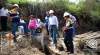 Los usuarios de la acequia de riego La Chiquita de la parroquia San Blas acompañan en el recorrido de obra al prefecto de Imbabura, Pablo Jurado.