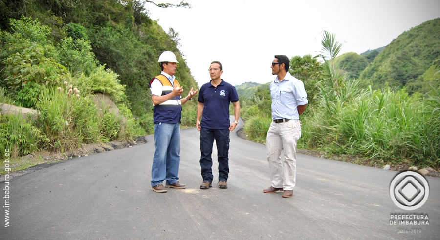 El prefecto de Imbabura, Pablo Jurado; el Gerente de la Sucursal Regional Quito del Banco del Estado, Byron Ruiz; y, el presidente del Gobierno Parroquial de Apuela, Nelson Betancourt, durante el recorrido a la vía.