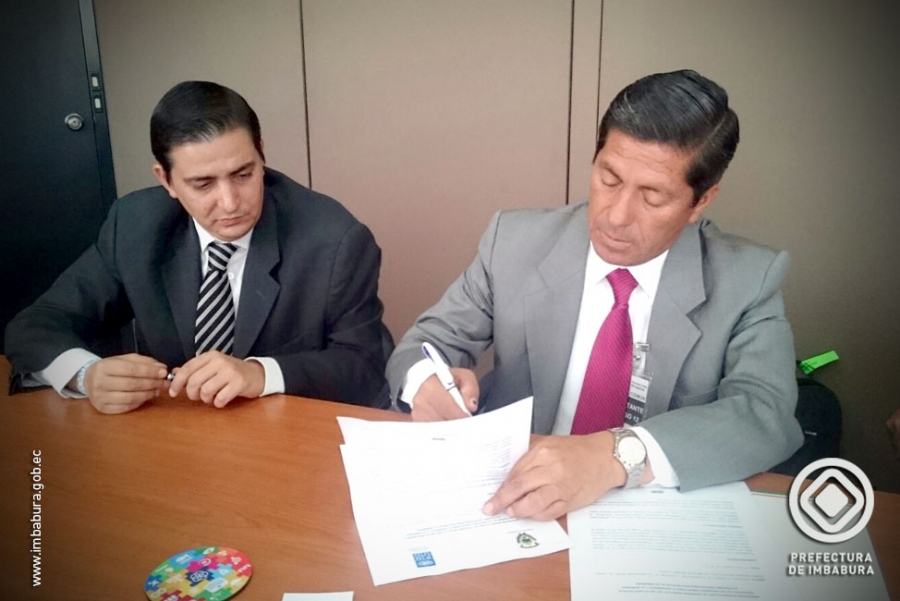 EL prefecto de Imbabura, Pablo Jurado y Nuno Queiros, representante residente adjunto del PNUD en Ecuador, firmaron la ampliación del plazo del convenio de cooperación.