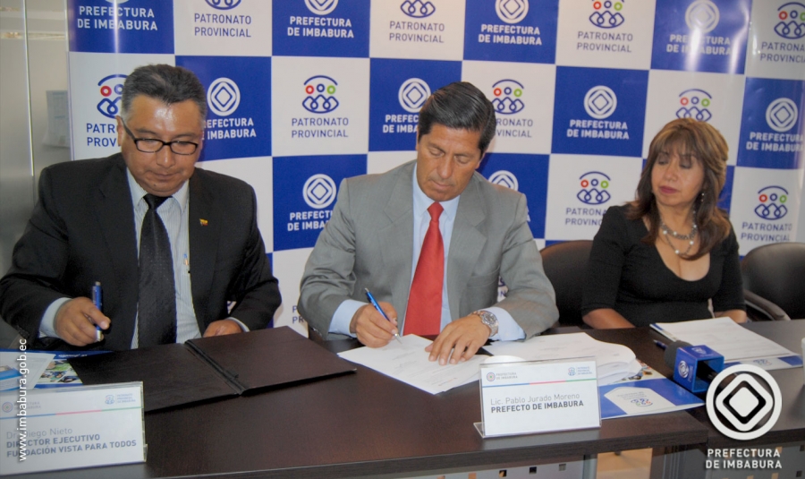 Firma de convenio para el desarrollo de la campaña oftalmológica. Están presentes, Diego Nieto, director ejecutivo de la Fundación “Vista para Todos”; el prefecto de Imbabura, Pablo Jurado; y, la presidenta del Patronato Provincial, Teresa Carrera.