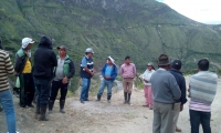 El equipo técnico de la Prefectura de Imbabura recorrió el sector La Mesa en donde se registró la intervención de los pobladores en el desalojo del derrumbe. Aquí se analizó el peligro de realizar estos trabajos.