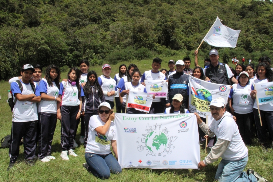 En la Reserva Natural Aya Puma, a las faldas del Imbabura, el prefecto de Imbabura, Pablo Jurado, estudiantes y comunidades, establecen compromisos para cuidar el ambiente, en medio de la caminata.