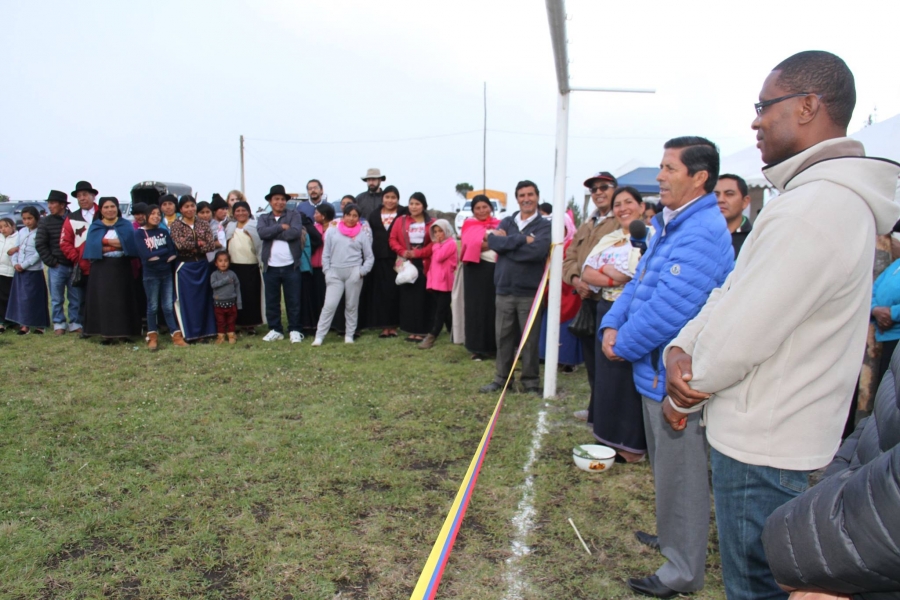 El prefecto de Imbabura, Pablo Jurado, inaugura el estadio en la comunidad San Francisco de Muenala.