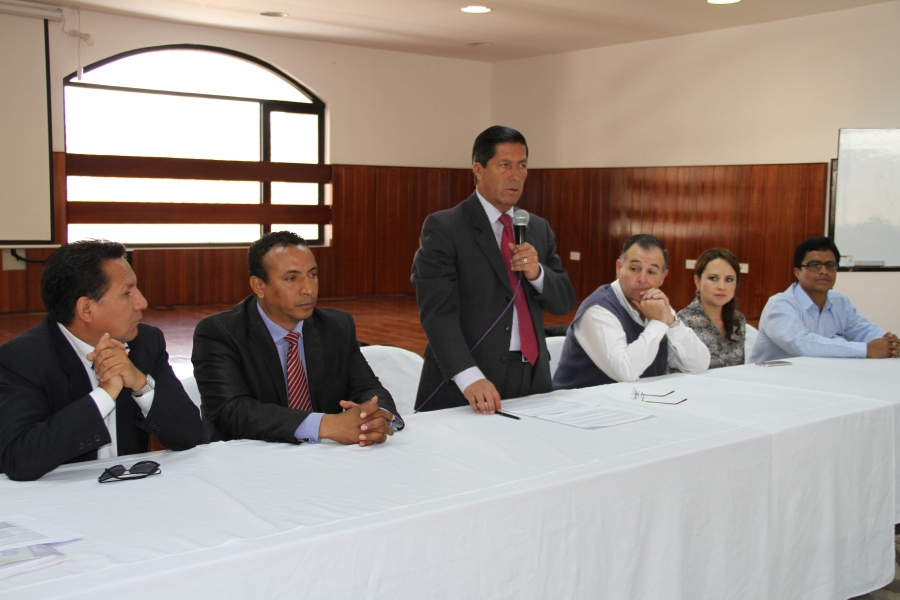 Autoridades y representantes de organismos públicos y privados en el acto de inauguración del foro. 