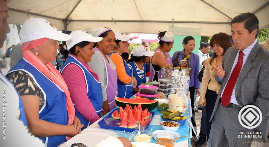 El prefecto Pablo Jurado y la representante del PMA, Kyungnan Park, recorren los stands en donde los estudiantes muestran las preparaciones alimenticias recomendadas para mantenerse saludables.