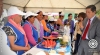El prefecto Pablo Jurado y la representante del PMA, Kyungnan Park, recorren los stands en donde los estudiantes muestran las preparaciones alimenticias recomendadas para mantenerse saludables.