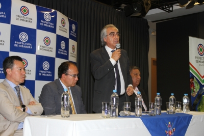 Gustavo Baroja, presidente del CONGOPE, durante su intervención en la asamblea de prefectos en Imbabura.