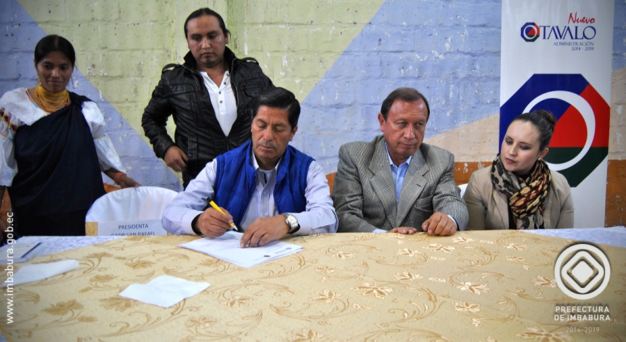 El prefecto Pablo Jurado y el alcalde Gustavo Pareja firman el convenio que beneficiará a todas las parroquias del cantón Otavalo. Los habitantes se comprometieron a cuidar y mantener las obras que se realicen en cada sector.