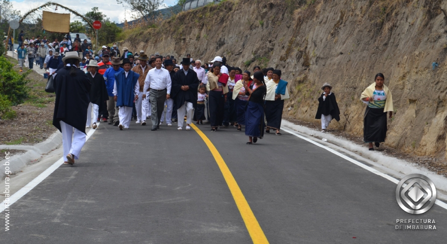 El Prefecto de Imbabura, Pablo Jurado, y los habitantes de la comunidad Mojandita de Avelino caminan por la vía asfaltada, en medio de un ambiente de alegría.