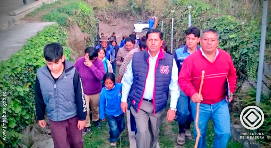 El Prefecto de Imbabura, Pablo Jurado, junto al Presidente del Gobierno Parroquial, Adán Ruíz, y los pobladores recorre esta localidad rural para identificar las necesidades en el tema de obras viales.