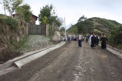 Acto de inauguración de la vía empedrada. Están presentes autoridades de la Prefectura, representantes de UNACEM y habitantes del lugar.