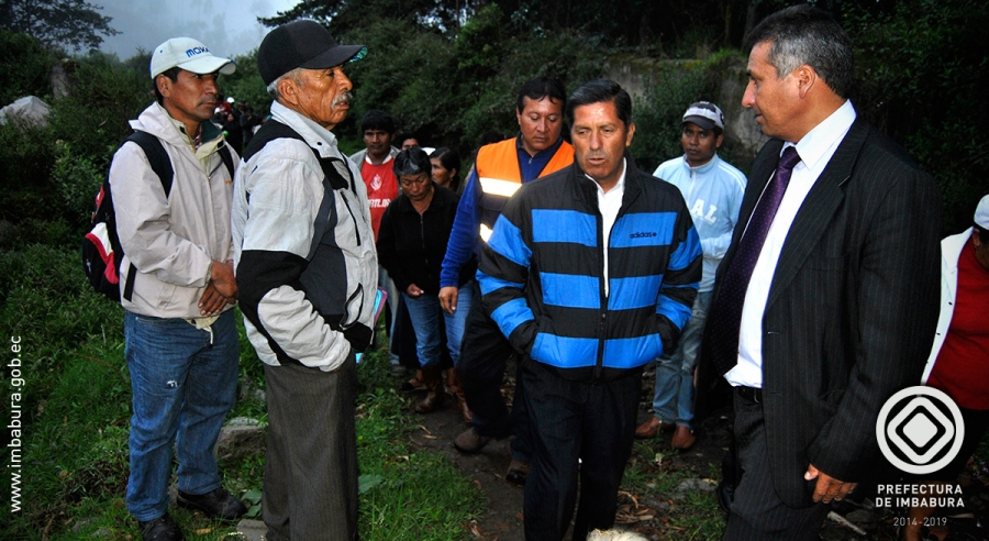 Junto a los pobladores de los barrios Pucahuico, San Vicente y La Cruz el prefecto Pablo Jurado recorrió el sector en donde se necesita construir el puente.