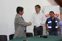 El prefecto de Imbabura, Pablo Jurado, entrega la licencia ambiental al gerente de la empresa Floralp