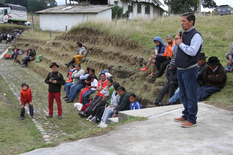 El prefecto de Imbabura, Pablo Jurado, acudió a la Unidad Educativa Saminay para oficializar el apoyo.