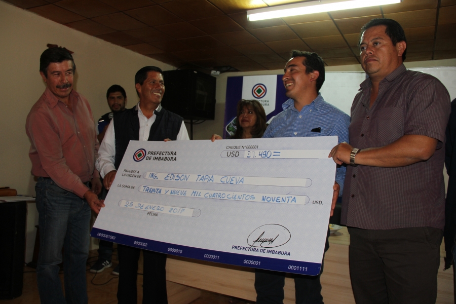 Entrega simbólica del cheque de anticipo para la ejecución de la obra de riego.