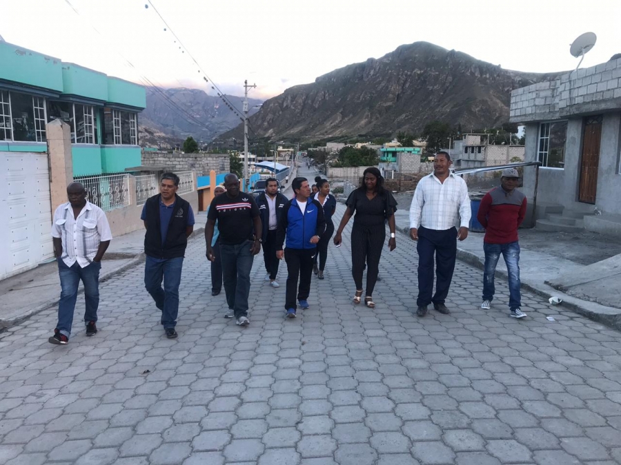 Autoridades y pobladores participan en el acto de inauguración del adoquinado de las calles.