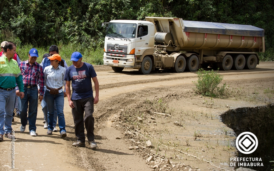 Recorrido de los representantes de la Prefectura de Imbabura, UNACEM y compañías de transporte de materiales por la vía mejorada. 