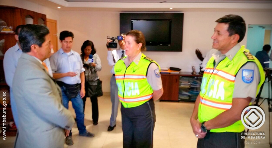 El Prefecto de Imbabura, Pablo Jurado, recibe en su despacho a la a flamante autoridad policial, Gabriela Gómez de la Torre.