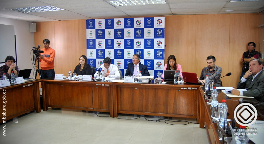 Los alcaldes de Otavalo y Cotacachi, Gustavo Pareja y Jomar Cevallos, respectivamente, comparecieron ante el Consejo Provincial de Imbabura en la audiencia de conciliación para tratar el tema de límites.