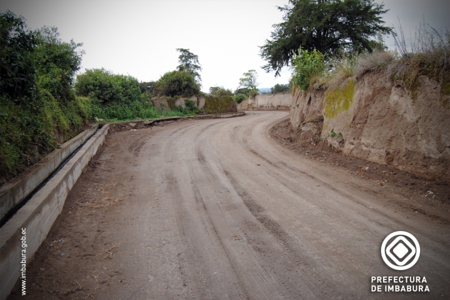 El proceso de asfaltado de la vía se realiza de acuerdo a la planificación establecida por la Prefectura. 