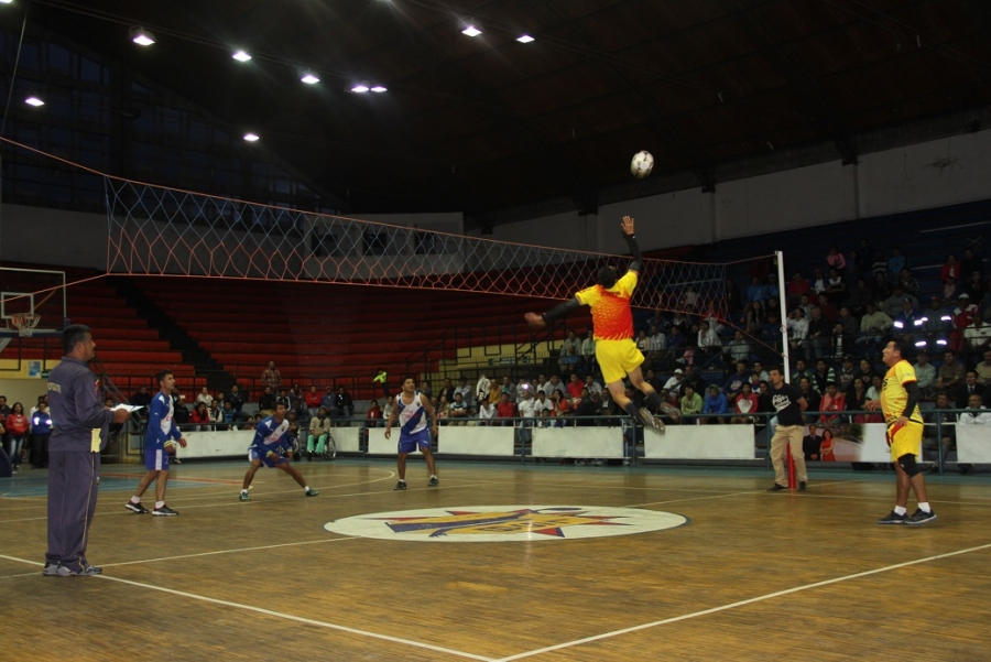 Cotejo final entre las selecciones de Pichincha (amarillo) y Napo (azul).