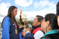 El Prefecto de Imbabura, Pablo Jurado, entrega un trofeo a la ganadora de la medalla de oro en la categoría marcha, en el Mundial Sub 18 de Atletismo, Glenda Morejón.
