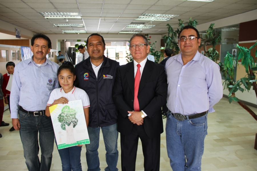 Dana Pauleth Perugachi, estudiante de la Unidad Educativa 28 de Abril, fue la triunfadora del concurso de pintura. Aparece acompañada de miembros del jurado calificador. 