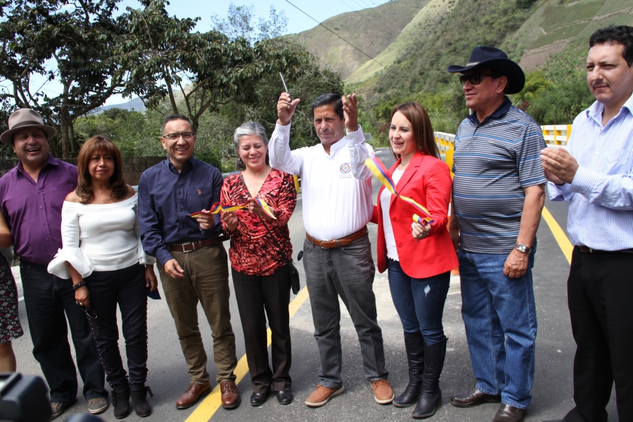 Autoridades de la Prefectura de Imbabura y Banco de Desarrollo inauguran el asfaltado de la vía.