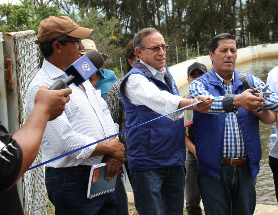 Acompañado del directo de Riego y Drenaje, Pedro Loyo, el prefecto Pablo Jurado, inaugura la obra de riego en Pablo Arenas. 