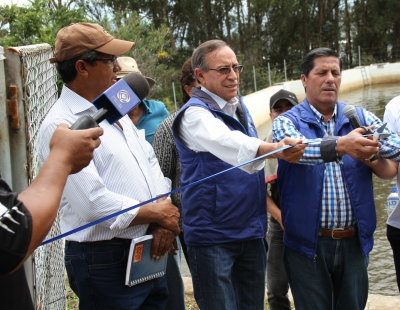 Acompañado del directo de Riego y Drenaje, Pedro Loyo, el prefecto Pablo Jurado, inaugura la obra de riego en Pablo Arenas. 