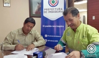 El prefecto de Imbabura, Pablo Jurado y el apoderado de  UNACEM, Eduardo Sánchez, durante la firma del convenio. 