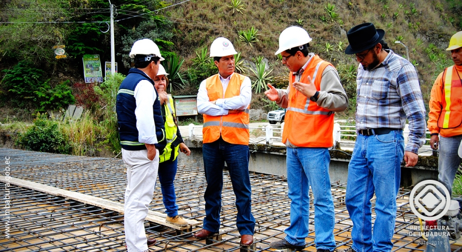 El Prefecto de Imbabura, Pablo Jurado, recibe información técnica de la obra por parte de Mauricio Tutillo, Gerente de Proyectos de la Empresa “DPM Ingenieros Asociados”.