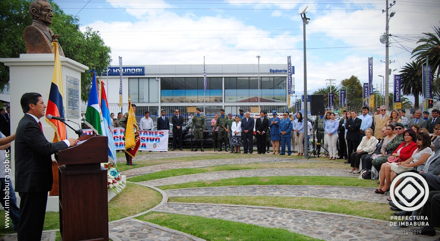  El Prefecto de Imbabura, Pablo Jurado, devela el busto del mayor Galo Larrea Torres.