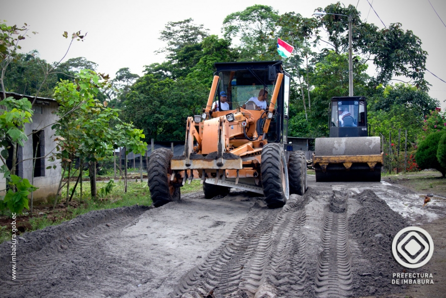 En la comunidad 8 de Julio, la maquinaria de la Prefectura de Imbabura trabaja en el mejoramiento de la carretera.
