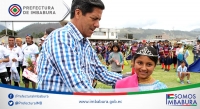 El prefecto Pablo Jurado coloca la corona a la ñusta del torneo, Evelyn Zambrano.