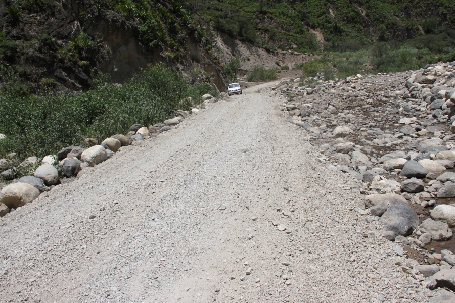Vía alterna entre Pimampiro y Sigisipamba construida por la Prefectura de Imbabura por la parte baja del río Mataquí.